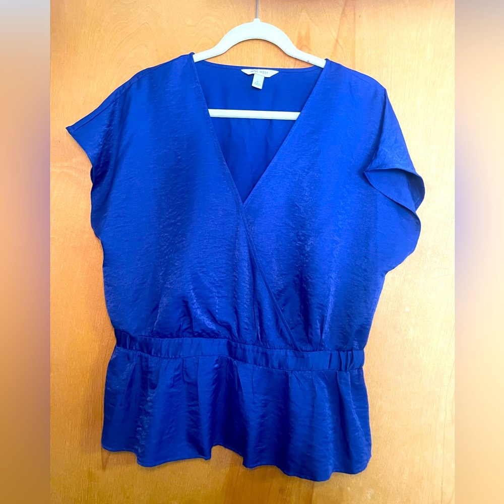 Nine West women’s satin like blue top, size large. Excellent condition.